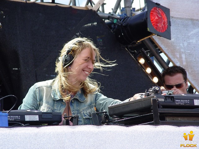 foto Defqon.1 Festival, 19 juni 2004, Almeerderstrand, met Lady Dana