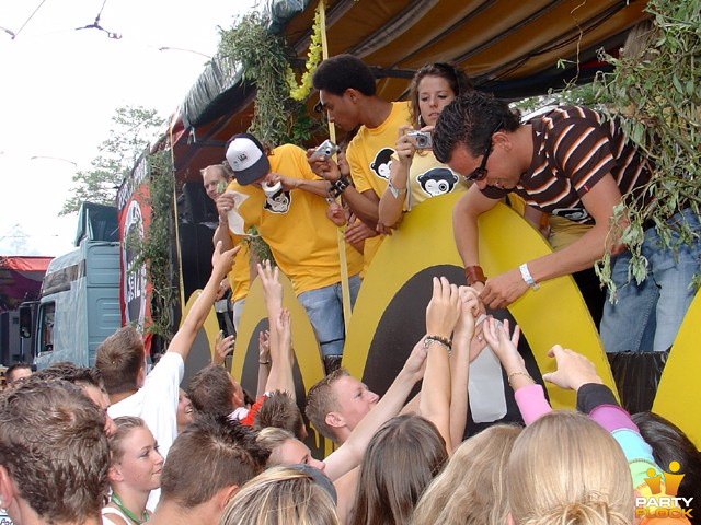 foto FFWD Heineken Dance Parade, 14 augustus 2004, Centrum Rotterdam