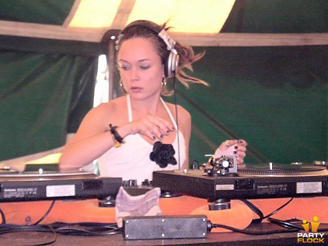 foto Technova Festival, 11 september 2004, Atlantisstrand, met Anoesjka