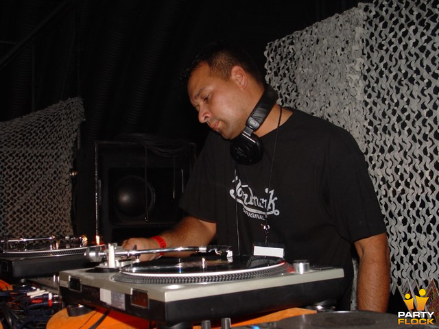 foto Q-BASE, 18 september 2004, Airport Weeze, met UZI