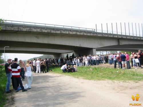 Foto's Hemelrave 2002, 9 mei 2002, Onder viaduct A35, Hengelo