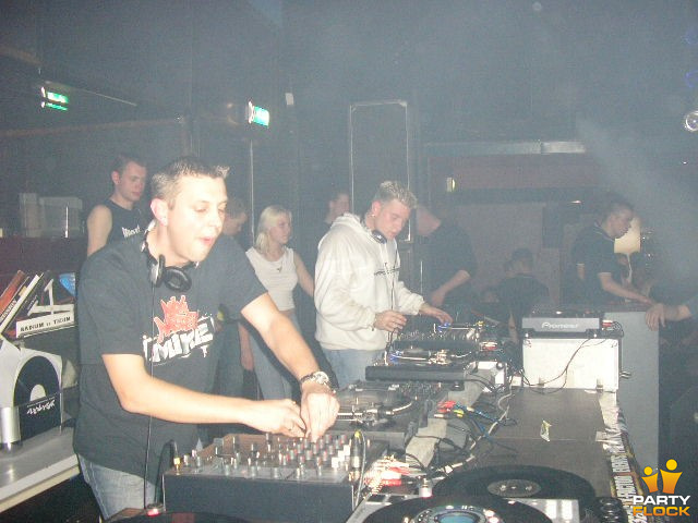 foto X-Factor, 1 april 2005, Linde, met The Vinyl Junk, Partyraiser