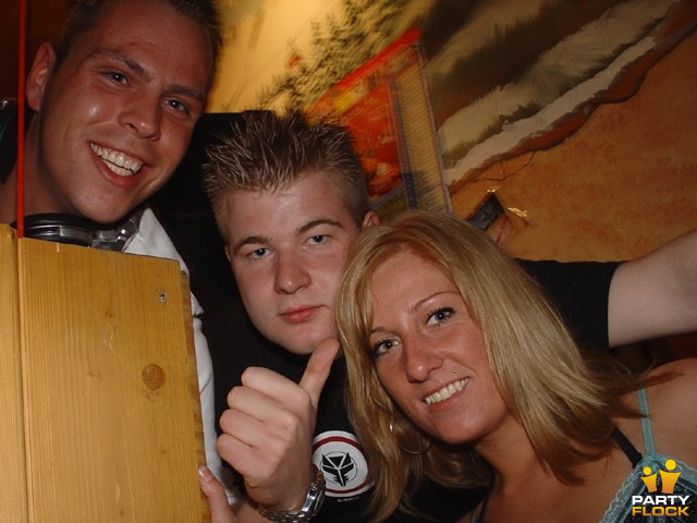 foto Mayhem, 7 mei 2005, De Olde Beth, met Rudeboy