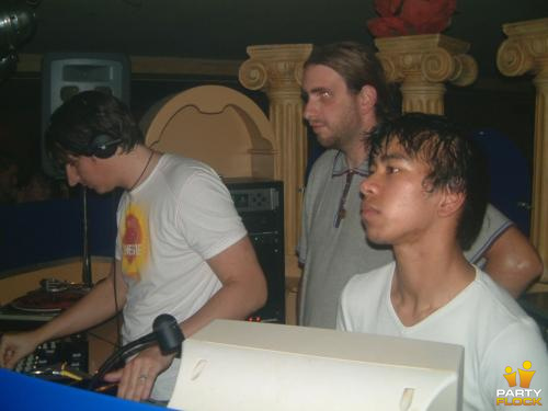 foto Ultimate Bass, 8 juni 2002, Triple XXX, met A*S*Y*S, Bountyhunter