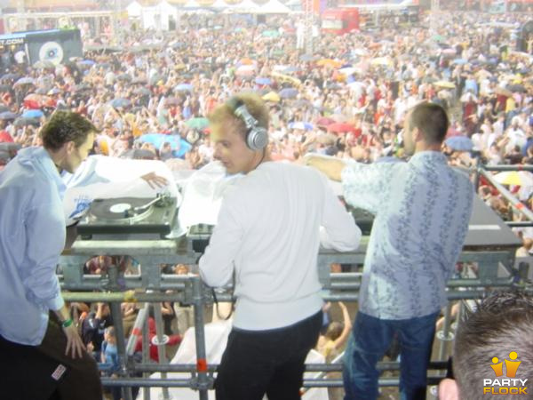 foto FFWD Heineken Dance Parade, 10 augustus 2002, Centrum Rotterdam, met Armin van Buuren