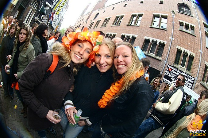 foto I love hardhouse queensday streetrave, 29 april 2006, Frisco Inn