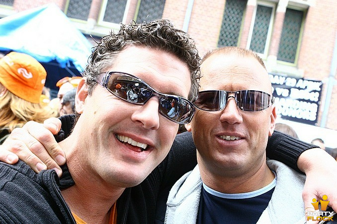 foto I love hardhouse queensday streetrave, 29 april 2006, Frisco Inn