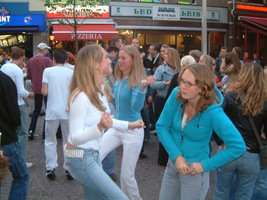 foto Dance-Voort, 31 augustus 2002, Gasthuisplein, Zandvoort #26770