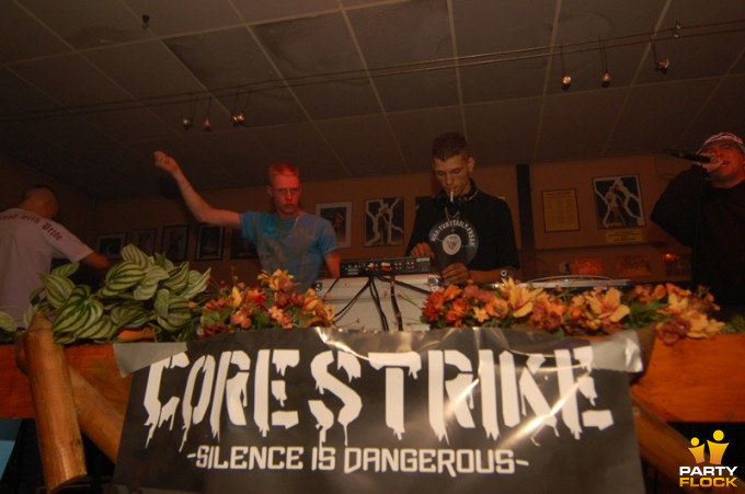 foto Bass f*ckers, 12 augustus 2006, Omar Smids, met E-red, Mad Turntable Freak, Demonixist