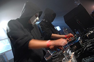 foto DJ Partyraiser, 28 april 2007, Amstelborgh / Borchland Hallen, Amsterdam #327978