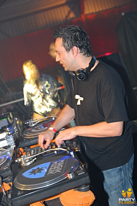 foto DJ Partyraiser, 28 april 2007, Amstelborgh / Borchland Hallen, met Human Resource