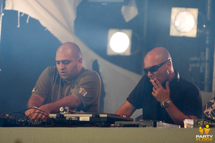 foto The Qontinent, 9 augustus 2008, Puyenbroeck, met The Stunned Guys