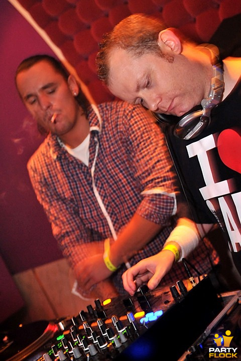 foto Beter kom je niet vs Partyraiser, 23 januari 2010, North Sea Venue, met Angernoizer, Smurf