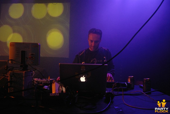 foto Nathan Fake is live, 27 maart 2010, Tivoli de Helling, met Slof