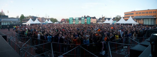 foto Queensday Outdoor 2010, 30 april 2010, Oldehoofsterkerkhof, Leeuwarden #585910