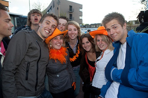 foto Queensday Outdoor 2010, 30 april 2010, Oldehoofsterkerkhof, Leeuwarden #585922