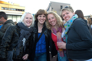 foto Queensday Outdoor 2010, 30 april 2010, Oldehoofsterkerkhof, Leeuwarden #585937