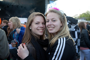 foto Queensday Outdoor 2010, 30 april 2010, Oldehoofsterkerkhof, Leeuwarden #585939