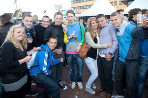 foto Queensday Outdoor 2010, 30 april 2010, Oldehoofsterkerkhof, Leeuwarden #585945