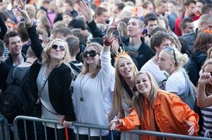 foto Queensday Outdoor 2010, 30 april 2010, Oldehoofsterkerkhof, Leeuwarden #585959