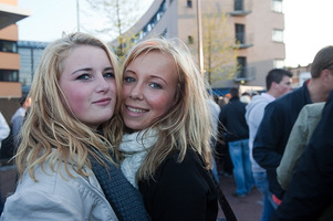 foto Queensday Outdoor 2010, 30 april 2010, Oldehoofsterkerkhof, Leeuwarden #585971