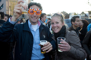 foto Queensday Outdoor 2010, 30 april 2010, Oldehoofsterkerkhof, Leeuwarden #585974