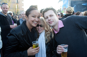 foto Queensday Outdoor 2010, 30 april 2010, Oldehoofsterkerkhof, Leeuwarden #585980