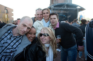 foto Queensday Outdoor 2010, 30 april 2010, Oldehoofsterkerkhof, Leeuwarden #585982