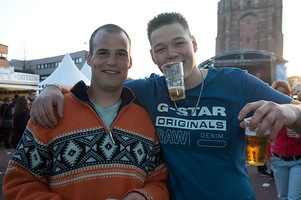 foto Queensday Outdoor 2010, 30 april 2010, Oldehoofsterkerkhof, Leeuwarden #586000