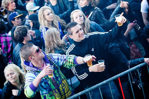 foto Queensday Outdoor 2010, 30 april 2010, Oldehoofsterkerkhof, Leeuwarden #586029