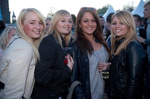 foto Queensday Outdoor 2010, 30 april 2010, Oldehoofsterkerkhof, Leeuwarden #586058