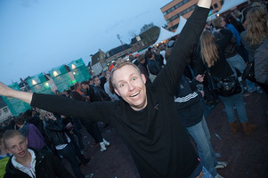 foto Queensday Outdoor 2010, 30 april 2010, Oldehoofsterkerkhof, Leeuwarden #586066