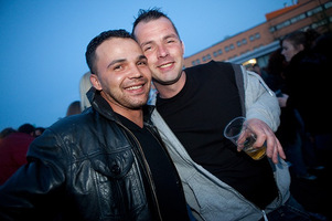 foto Queensday Outdoor 2010, 30 april 2010, Oldehoofsterkerkhof, Leeuwarden #586080