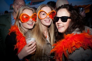 foto Queensday Outdoor 2010, 30 april 2010, Oldehoofsterkerkhof, Leeuwarden #586100