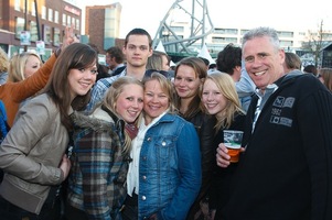 foto Bevrijdingsdag Enschede, 5 mei 2010, Van Heekplein, Enschede #587346