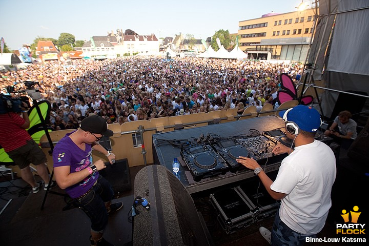 foto Dancetour Leeuwarden, 4 juli 2010, Oldehoofsterkerkhof, met Villain, Chuckie