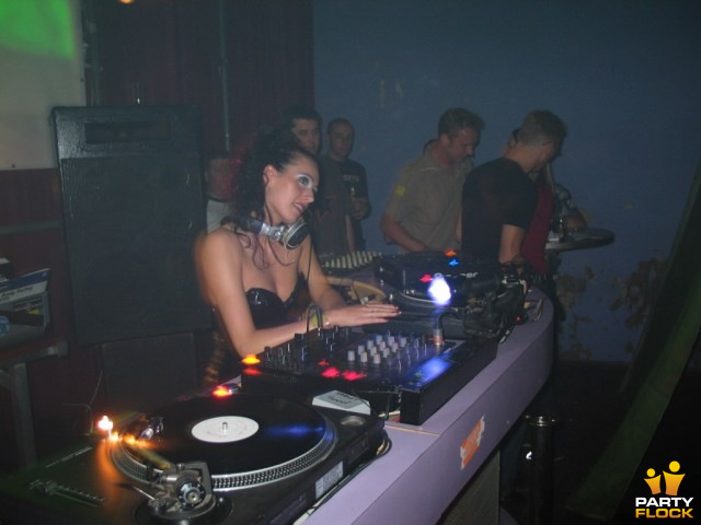 foto Hard Thrills feat. Nukleuz, 6 september 2003, De Waakzaamheid, met Miss Jarea