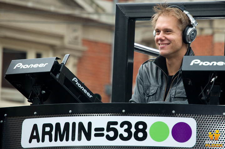 foto Armin = Radio 538, 23 februari 2011, Leidseplein, met Armin van Buuren