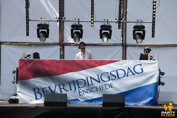 foto Bevrijdingsdag Enschede, 5 mei 2011, Van Heekplein, met Deniz Baysal