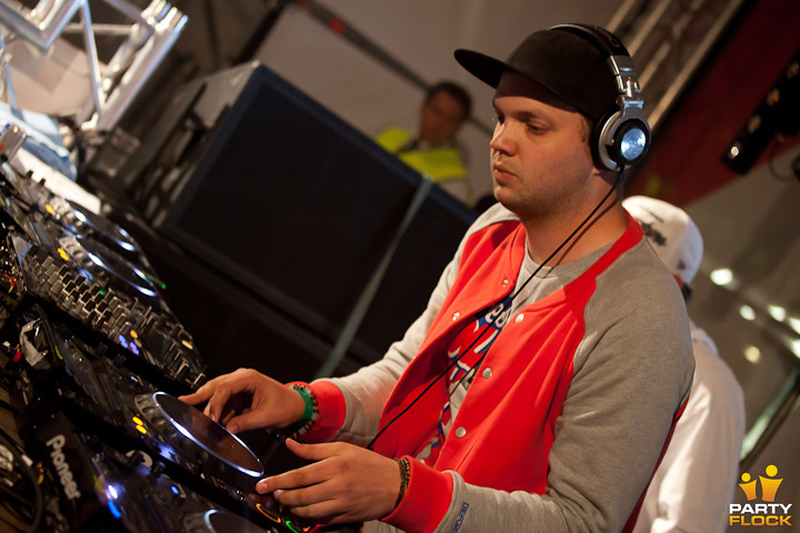 foto Bevrijdingsdag Enschede, 5 mei 2011, Van Heekplein, met Marc Vano