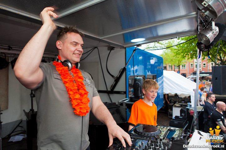 foto Koninginnedag, 30 april 2012, Kerkplein, met Mike S