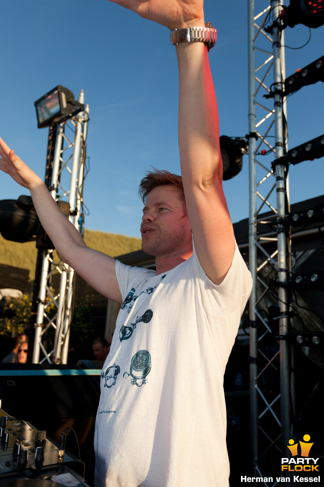 foto Ferry Corsten on the beach, 12 augustus 2012, Fuel, met Ferry Corsten