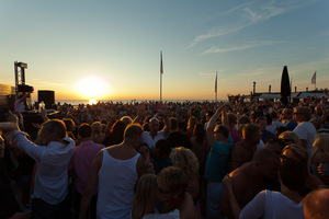 foto Ferry Corsten on the beach, 12 augustus 2012, Fuel, Bloemendaal aan zee #727802