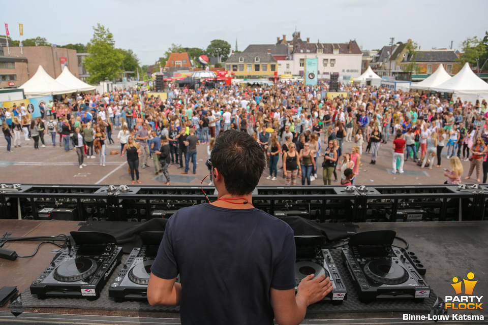 foto Dancetour Leeuwarden, 14 juli 2013, Oldehoofsterkerkhof, met Quintino