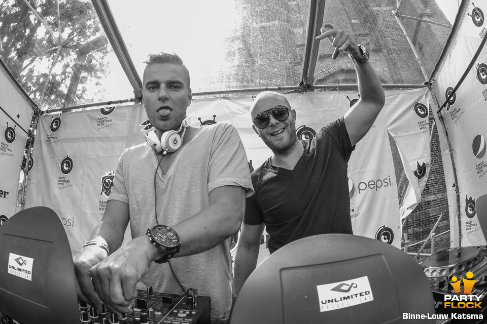 foto Dancetour Leeuwarden, 14 juli 2013, Oldehoofsterkerkhof, met Showtek