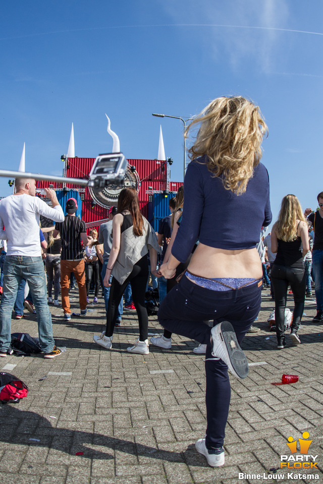 foto Dance4Liberation, 5 mei 2014, Parkeerterrein IJsselhallen