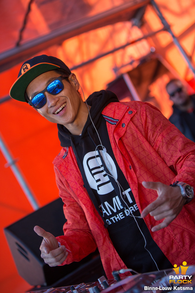 foto Kingsday Outdoor 2015, 27 april 2015, Oldehoofsterkerkhof, met Dani L. Mebius