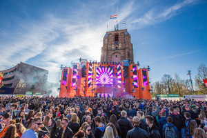 foto Kingsday Outdoor 2015, 27 april 2015, Oldehoofsterkerkhof, Leeuwarden #866734