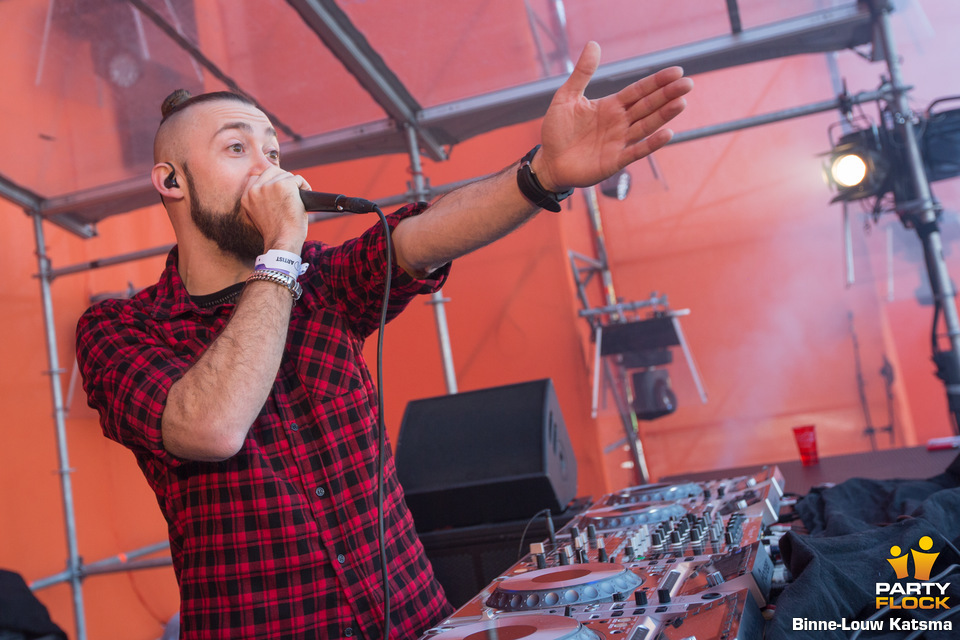 foto Kingsday Outdoor 2015, 27 april 2015, Oldehoofsterkerkhof, met Vato Gonzalez