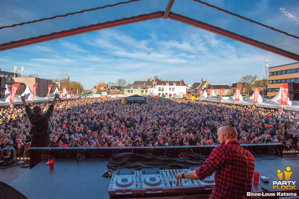 foto Kingsday Outdoor 2015, 27 april 2015, Oldehoofsterkerkhof, met Tjen, Vato Gonzalez